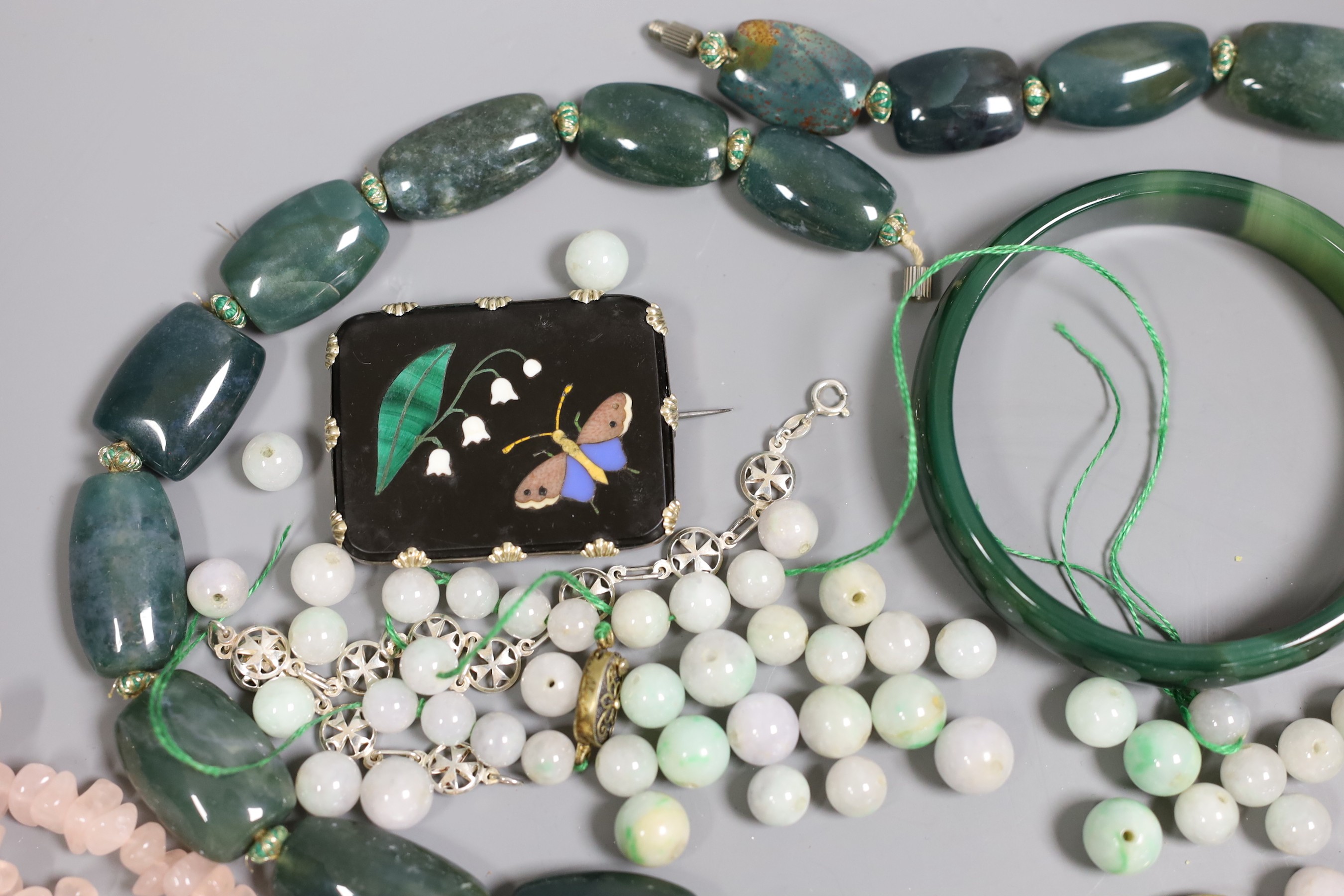 Assorted costume jewellery including hardstone and rose quartz necklaces and a pietra dura brooch.